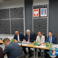 Sesja Rady Gminy Chełmiec - na zdjęciu za stołem prezydialnym siedzą - wiceprzewodniczący Marek Poręba, przewodniczący Wiesław Szołdrowski, Wójt gminy, skarbnik Paweł Rodak, sekretarz Artur Boruta