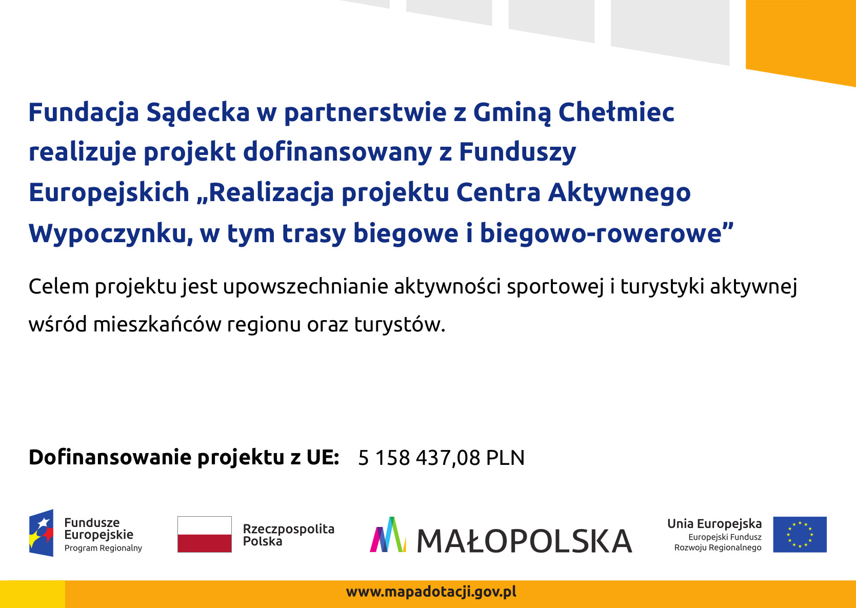 Tablica informacyjna: Fundacja Sądecka w partnerstwie z Gminą Chełmiec  realizuje projekt dofinansowany z Funduszy  Europejskich „Realizacja projektu Centra Aktywnego  Wypoczynku, w tym trasy biegowe i biegowo-rowerowe”  Celem projektu jest upowszechnianie aktywności sportowej i turystyki aktywnej  wśród mieszkańców regionu oraz turystów.  Dofinansowanie projektu z UE: 5 158 437,08 PLN , na dole logotypy: Fundusze Europejskie