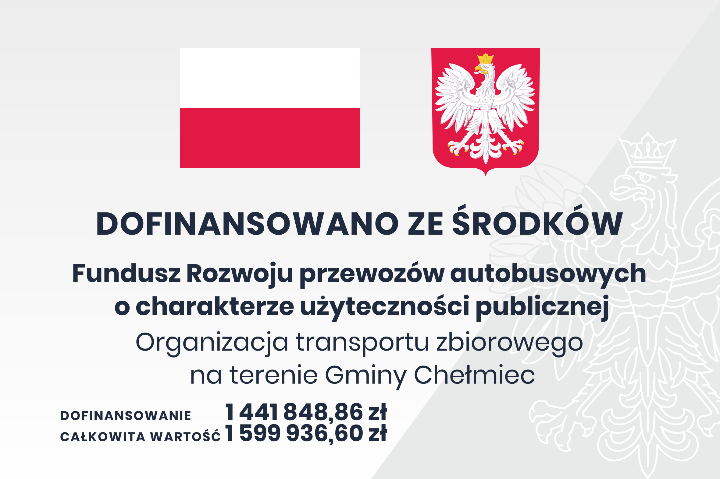 Tablica informacyjna: od góry flaga Polski i godło, poniżej tekst: DOFINANSOWANO ZE ŚRODKÓW Fundusz Rozwoju przewozów autobusowych o charakterze użyteczności publicznej Organizacja transportu zbiorowego na terenie Gminy Chełmiec 1 441 848,86 zł DOFINANSOWANIE CAŁKOWITA WARTOŚĆ 1 599 936,60 Zł